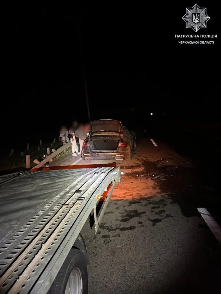 Невдалий розгін: під Уманню Audi врізалась у відбійник через перевищення швидкості