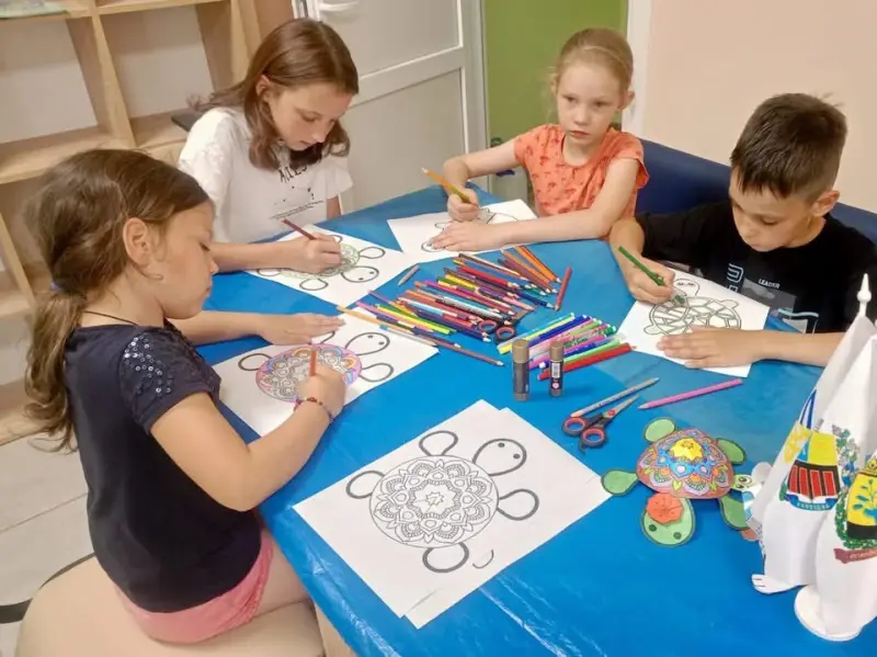 Паперові чудеса літа: в Умані діти перетворили клуб «Дитячий» на майстерню натхнення