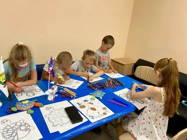 Паперові чудеса літа: в Умані діти перетворили клуб «Дитячий» на майстерню натхнення