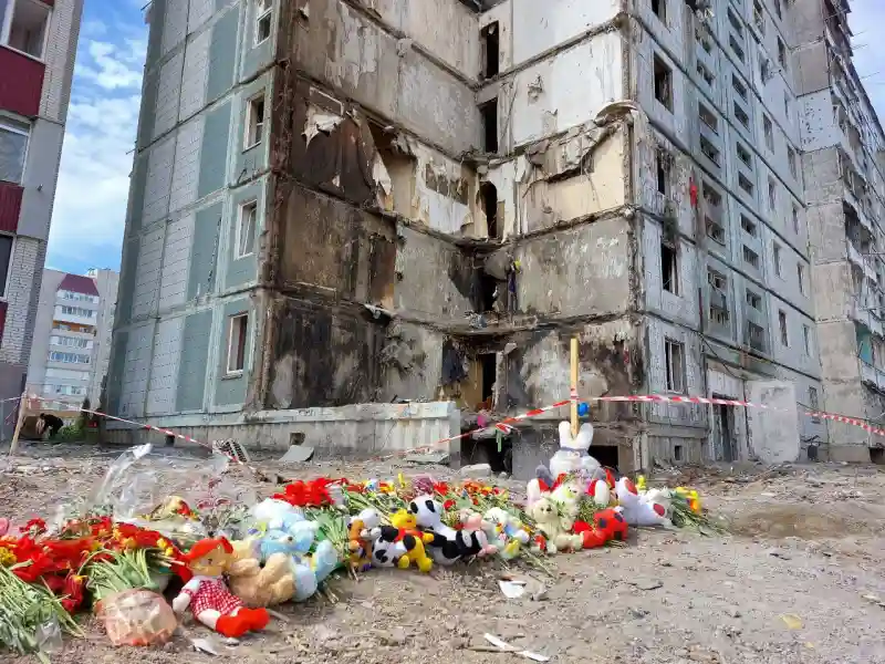 Зруйнований війною, відбудовується скандалами: що відбувається з реконструкцією постраждалого будинку в Умані