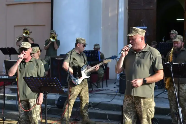 Мелодії незламності: у Монастирищі виступив духовий оркестр військового гарнізону з Кропивницького