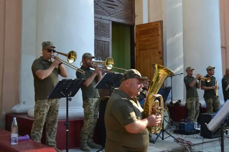 Мелодії незламності: у Монастирищі виступив духовий оркестр військового гарнізону з Кропивницького