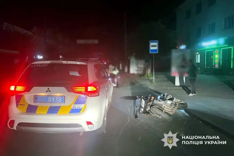 П’яний мотоцикліст тікав від поліції Умані й влетів у патрульне авто