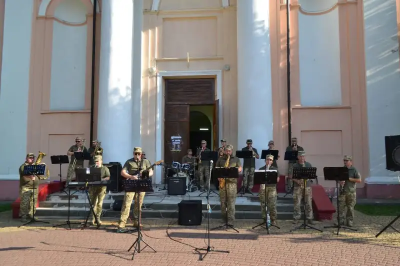 Мелодії незламності: у Монастирищі виступив духовий оркестр військового гарнізону з Кропивницького