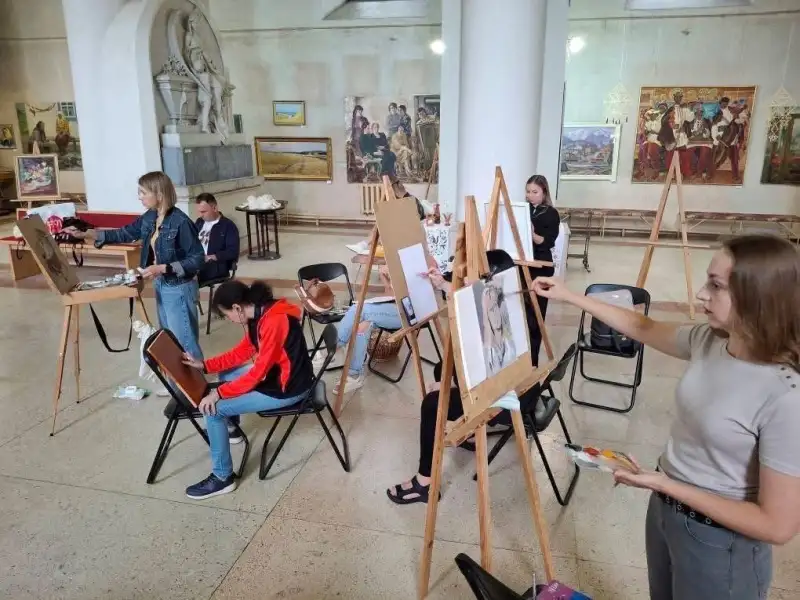 Мистецтво між світлом і каменем: в Умані відбувся студійний день «Мікіндівських пленерів – 2025»