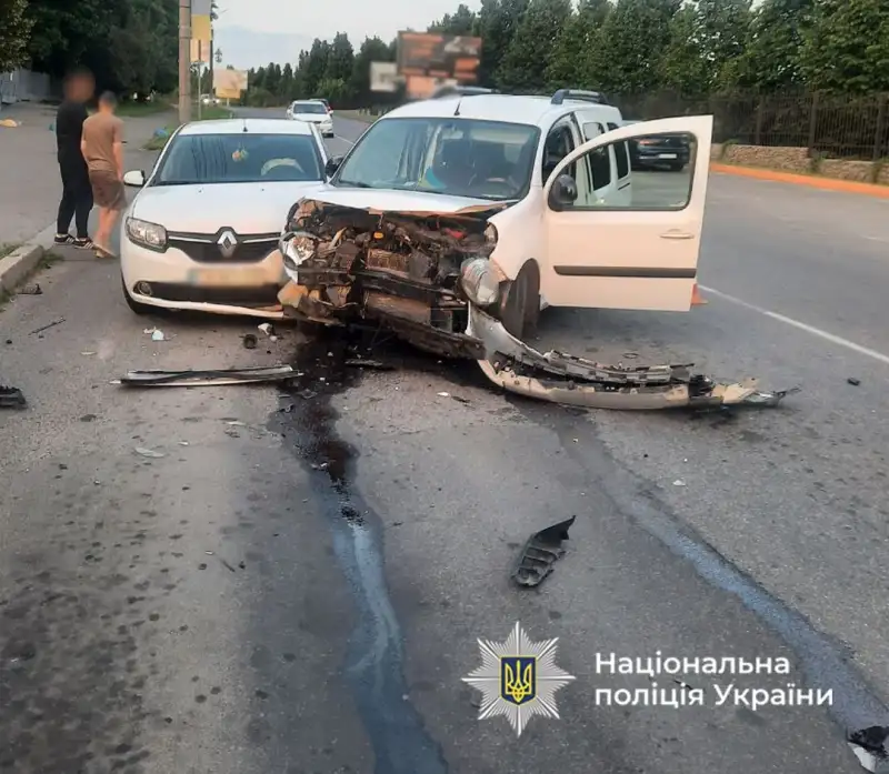 На трасі в Умані зіткнулися два “Renault”: пасажира шпиталізували