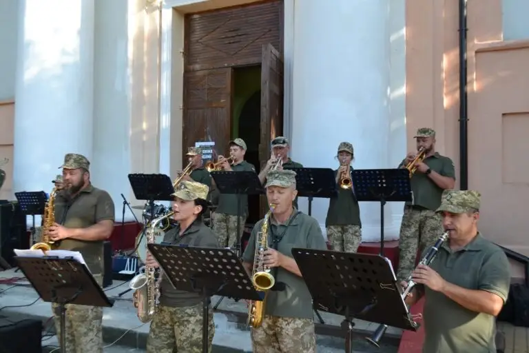 Мелодії незламності: у Монастирищі виступив духовий оркестр військового гарнізону з Кропивницького