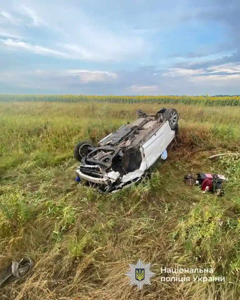 Авто злетіло з траси: на Черкащині загинула водійка, троє пасажирів у лікарні