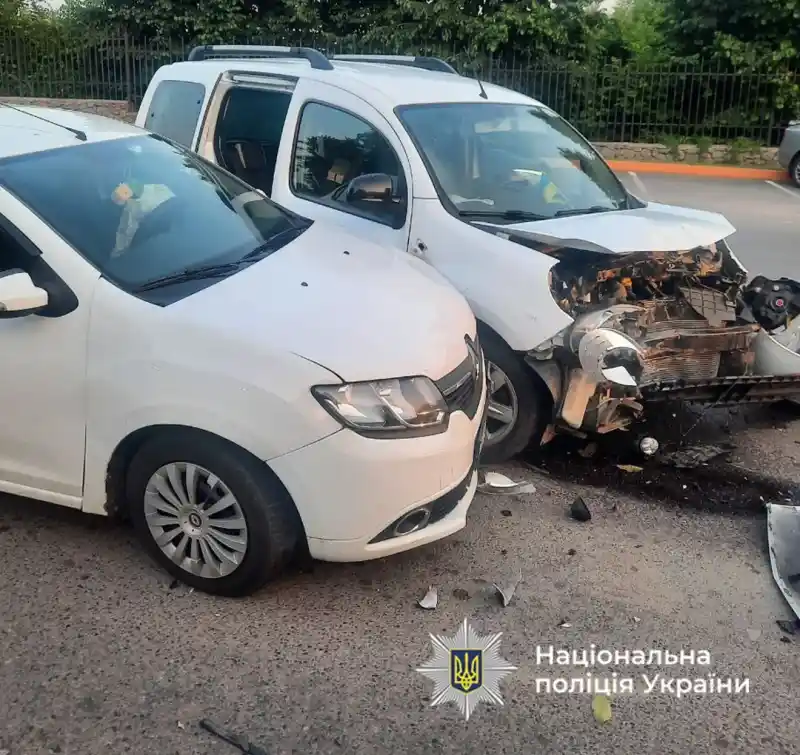 На трасі в Умані зіткнулися два “Renault”: пасажира шпиталізували